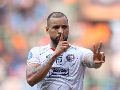 Selebrasi pemain Arema FC, Gustavo Almeida Dos Santos, setelah mencetak gol kedua ke gawang Persija Jakarta dalam pertandingan pekan kesembilan BRI Liga 1 2023/2024 yang berlangsung di Stadion Patriot Candra Bhaga, Bekasi, Minggu (20/9/2023). (Bola.com/M Iqbal Ichsan)