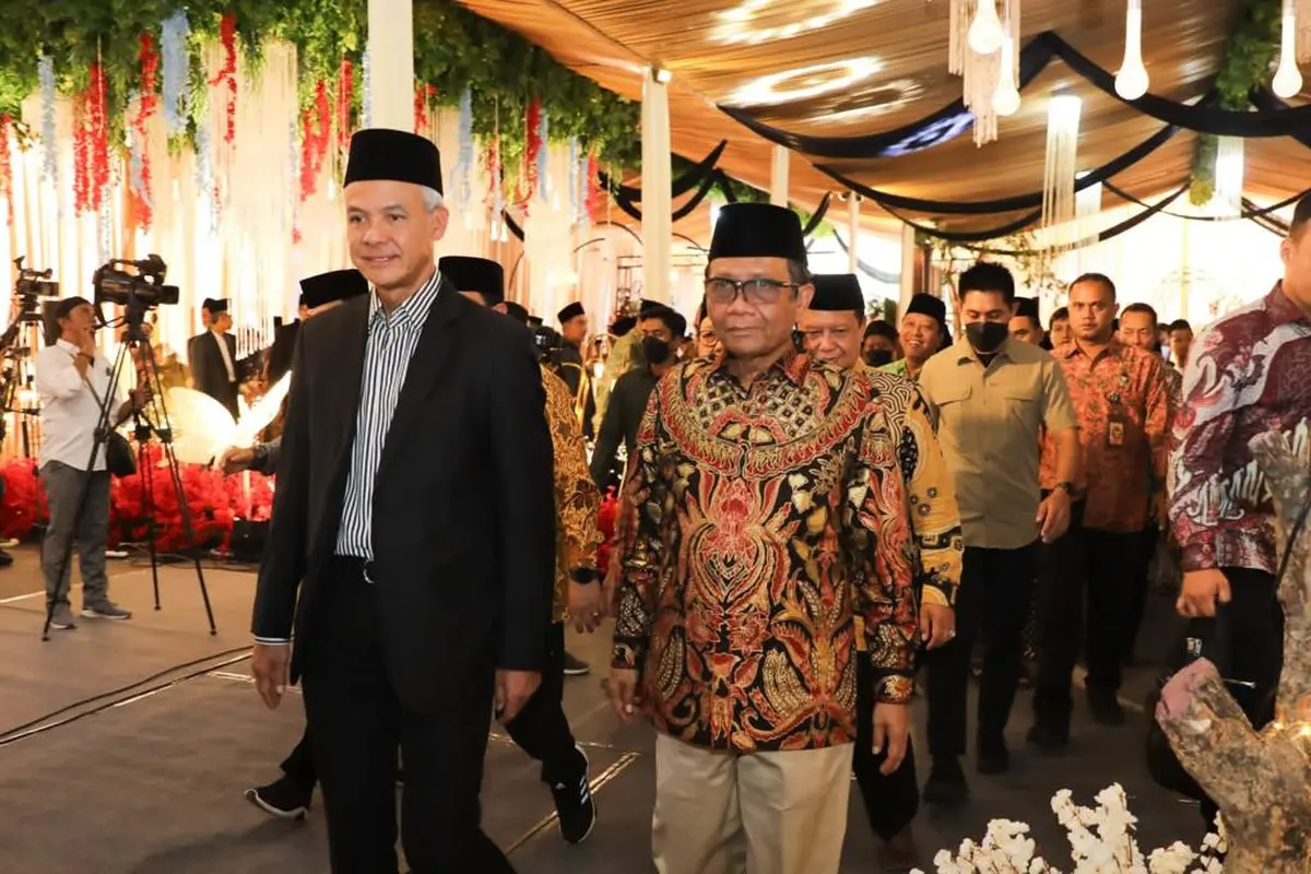 Bakal Calon Presiden (Bacapres) Ganjar Pranowo bersama Mahfud Md di acara ngunduh mantu dari putra ketiga dari Muhammad Musthofa Aqiel Siroj. (dok Tim Media Ganjar Pranowo)