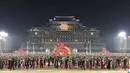 Para pelajar muda merayakan peringatan 80 tahun kelahiran Kim Jong Il, di Pyongyang (16/2/2022). Korea Utara merayakan hari kelahiran Kim Jong Il tidak dengan acara militer. (AFP/KCNA Via KNS/Str)