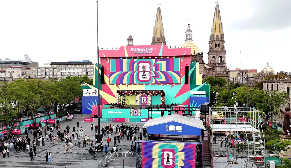Pemandangan udara ini menunjukkan instalasi FIFA Fan Fest Guadalajara di Plaza de la Liberacion di Guadalajara, Meksiko, Selasa 9 Juni 2026, menjelang pembukaan turnamen sepak bola Piala Dunia 2026. (Ulises RUIZ/AFP)