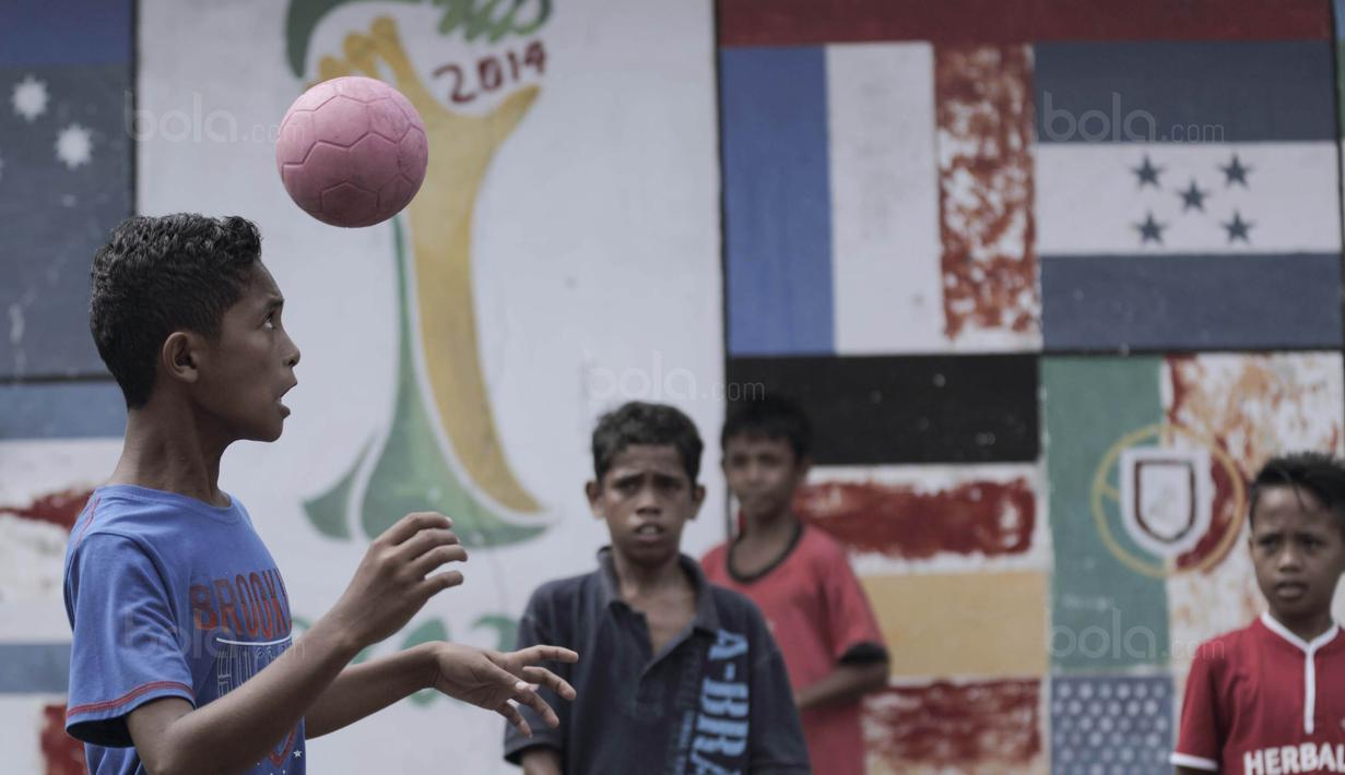 Ketika berada di Desa Tulehu, hampir setiap sudut akan ditemui anak-anak yang piawai mengolah si kulit bundar. Sepak bola sudah seperti nadi kehidupan bagi masyarakat Tulehu. (Bola.com/Peksi Cahyo)