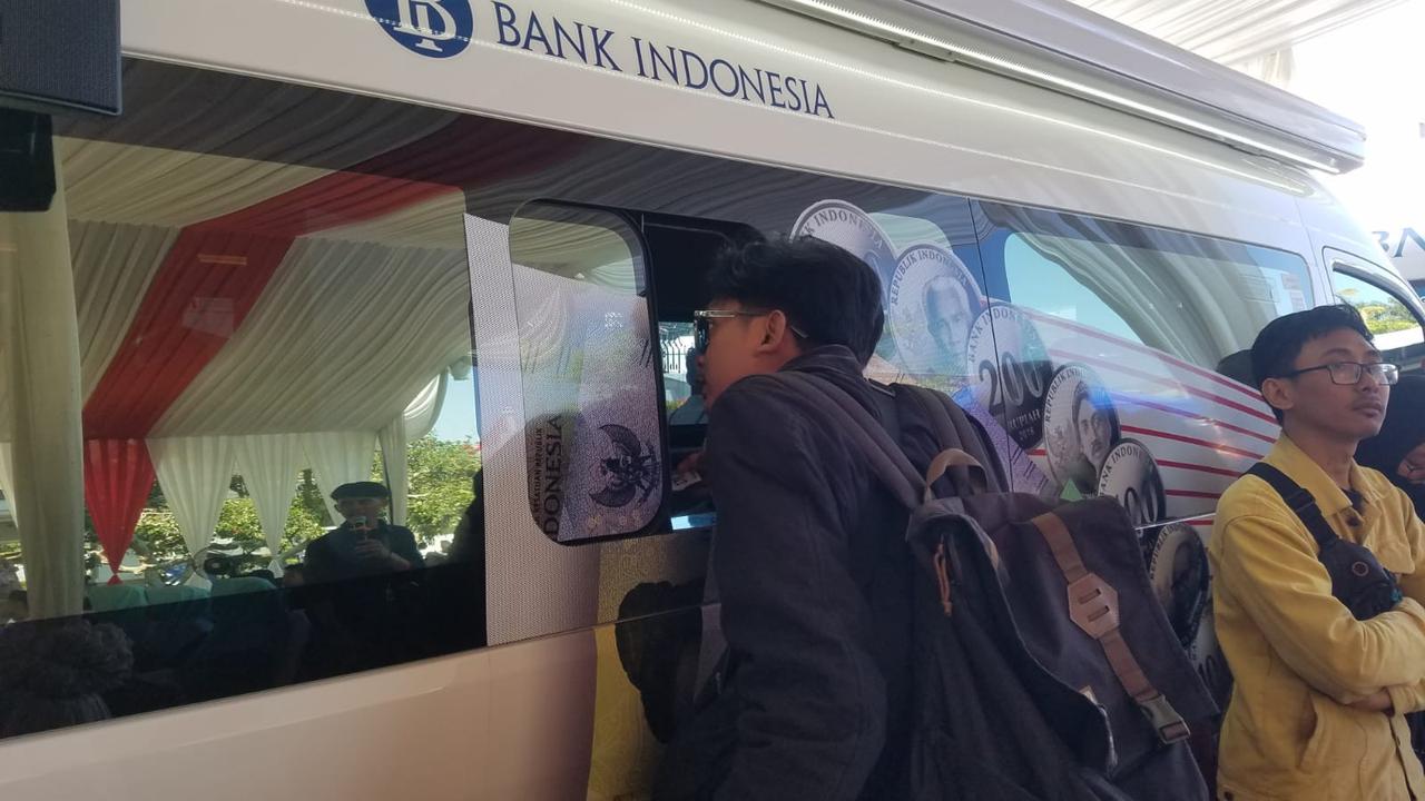 Salah seorang warga tengah melakukan penukaran uang di salah satu titik lokasi penukaran yang telah ditentukan Kantor Perwakilan (KPw) Bank Indonesia (BI) Tasikmalaya. Jawa Barat. (Liputan6.com/Jayadi Supriadin)