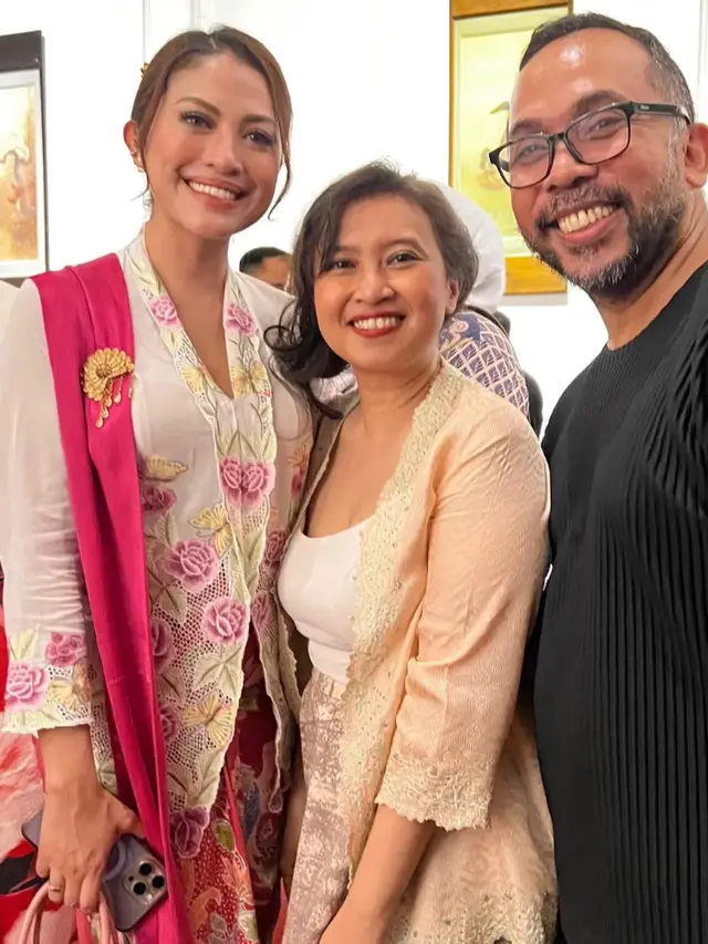 Gaya Ibu Pejabat dan Publik Figur Kenakan Kebaya Mencuri Perhatian saat Pameran Tionghoa.