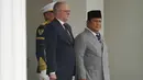 Pertemuan tersebut menjadi momentum penguatan hubungan bilateral yang selama ini ditopang kerja sama di berbagai sektor, terutama pendidikan dan ekonomi. Tampak dalam foto, Presiden Republik Indonesia, Prabowo Subianto (kanan) dan Perdana Menteri Australia. Anthony Albanese, saat upacara penyambutan sebelum pertemuan mereka di Istana Merdeka, Jakarta, Jumat 6 Februari 2026. (AP Photo/Achmad Ibrahim)