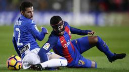 Bek Barcelona, Rafinha, terjatuh saat berebut bola dengan bek Leganes, Tito Romanduring. Bermain di kandang Barca lebih menguasai jalannya laga dengan penguasaan bola mencapai 67 persen. (AP/Manu Fernandez)