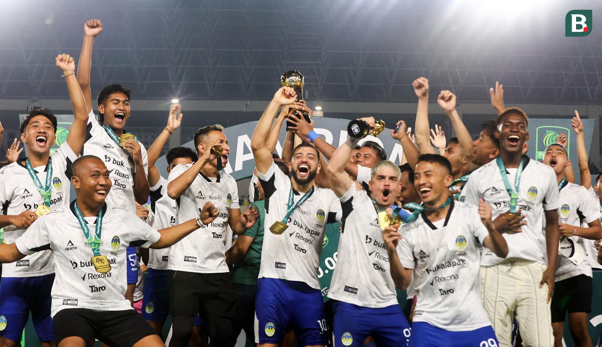 Para pemain PSIM Yogyakarta merayakan juara Pegadaian Liga 2 2024/2025 setelah mengalahkan Bhayangkara FC dalam laga final yang berlangsung di Stadion Manahan, Solo, Jawa Tengah, Rabu (26/02/2025). (Bola.com/Abdul Aziz)