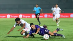 Pemain Persita Tangerang, Ezequiel Vidal, terjatuh saat berebut bola dengan pemain Arema FC, Rifad Marasabessy, pada laga BRI Liga 1 di Stadion Indomilk Arena, Tangerang, Rabu (13/3/2024). (Bola.com/M. Iqbal Ichsan)