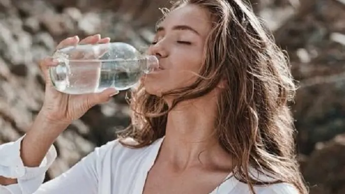 ilustrasi minum air putih. (sumber foto: Pinterest/mangoblute)