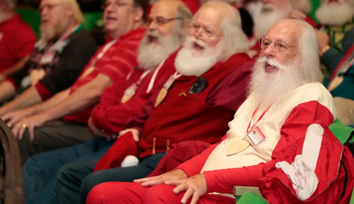 Everett Johnson (kanan) dari Knoxville, Tennessee mengikuti pelatihan di sekolah Santa Claus Charles W. Howard di Midland, Michigan, Jumat (19/10). Sekolah khusus Santa Claus ini didirikan pada tahun 1937. (JEFF KOWALSKY / AFP)