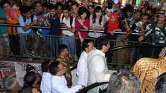 Warga berdesakan menyambut Presiden RI Joko Widodo dan Presiden Republik Filipina ‎Rodrigo Roa Duterte saat meninjau Pasar Blok A Tanah Abang Jakarta, Jumat (9/9). Ini kunjungan kenegaraan pertama Duterte. (Liputan6.com/Helmi Fithriansyah)