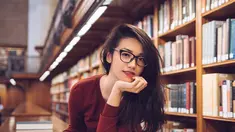 Velove Vexia memang mengakui bahwa ia sangat senang membaca buku. Hobinya membaca buku membuat aktris cantik ini lebih tenang dalam menjalani kehidupannya. Gaya Velove saat di perpustakaan ini dipuji netizen cantik. (Liputan6.com/IG/@vaelovexia)