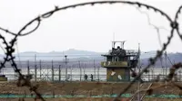 Tentara Korea Selatan berpatroli sepanjang pagar kawat berduri dekat perbatasan dengan Korea Utara di Paju, Korea Selatan, Rabu (5/1/2022). Menurut militer Korea Selatan dan Jepang, Korea Utara menembakkan rudal balistik yang dicurigai ke laut pada hari ini. (AP Photo/Ahn Young-joon)