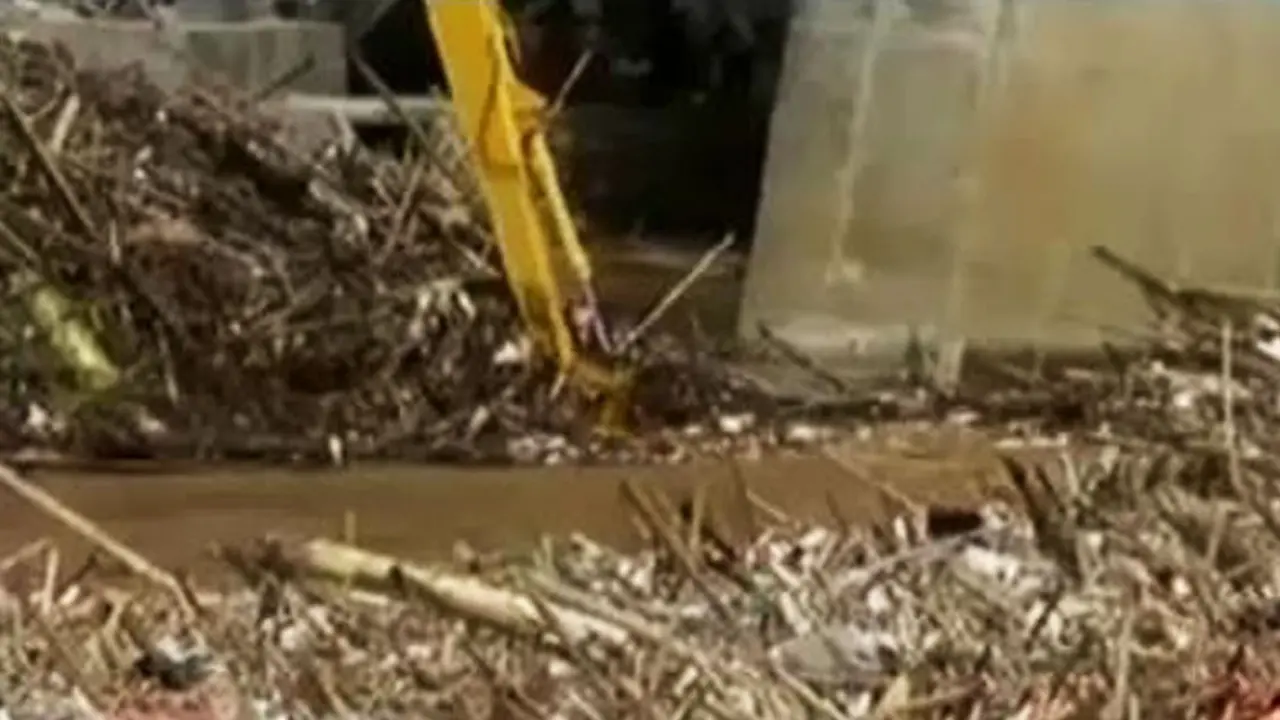 Tumpukan Sampah Jadi Biang Kerok Banjir di Pintu Hek Kramat Jati