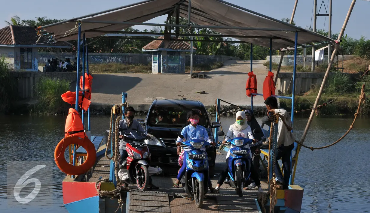 Sejumlah kendaraan menyeberangi Sungai Citarum menggunakan perahu eretan di Muara Gembong, Bekasi, Minggu (29/7/2015). Kendaraan yang menyebrang menggunakan perahu eretan dikenakan biaya Rp.20.000 bagi mobil dan Rp 2.000 motor. (Liputan6.com/Johan Tallo)