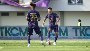 Pemain Persita Tangerang,&nbsp;Tamirlan Kozubaev saat berhadapan dengan Persebaya Surabaya&nbsp;pada pekan kedua BRI Super League 2025/2026 di Indomilk Arena, Sabtu (16/8/2025). (Bola.com/ Abdul Aziz)