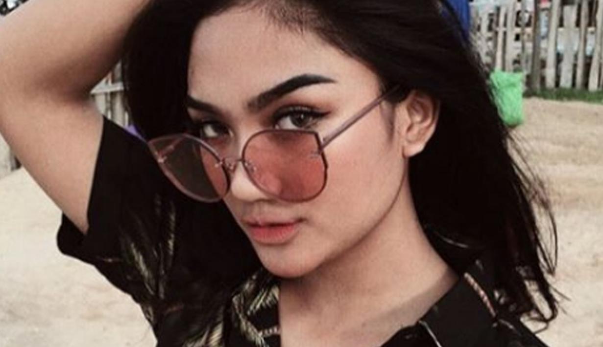 Kontestan sebuah ajang pencarian bakat di televisi, Marion Jola berpose dengan mengenakan kacamata. Meski baru sebatas peserta ajang pencarian bakat, video Marion Jola sudah mencuri perhatian warganet. (Instagram/lalamarionmj)