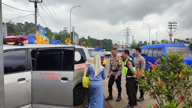 Ibu Muda Melahirkan di Exit Tol Parungkuda Sukabumi