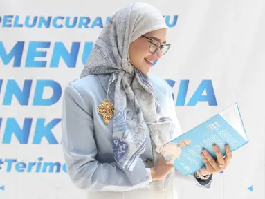 Staf Khusus Presiden Bidang Sosial Angkie Yudistia berpose usai peluncuran buku di Jakarta, Jumat (21/7/2023). (Liputan6.com/Herman Zakharia)