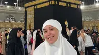 Potret Lula Lahfah jalani ibadah umrah (sumber: Instagram/lulalahfah)