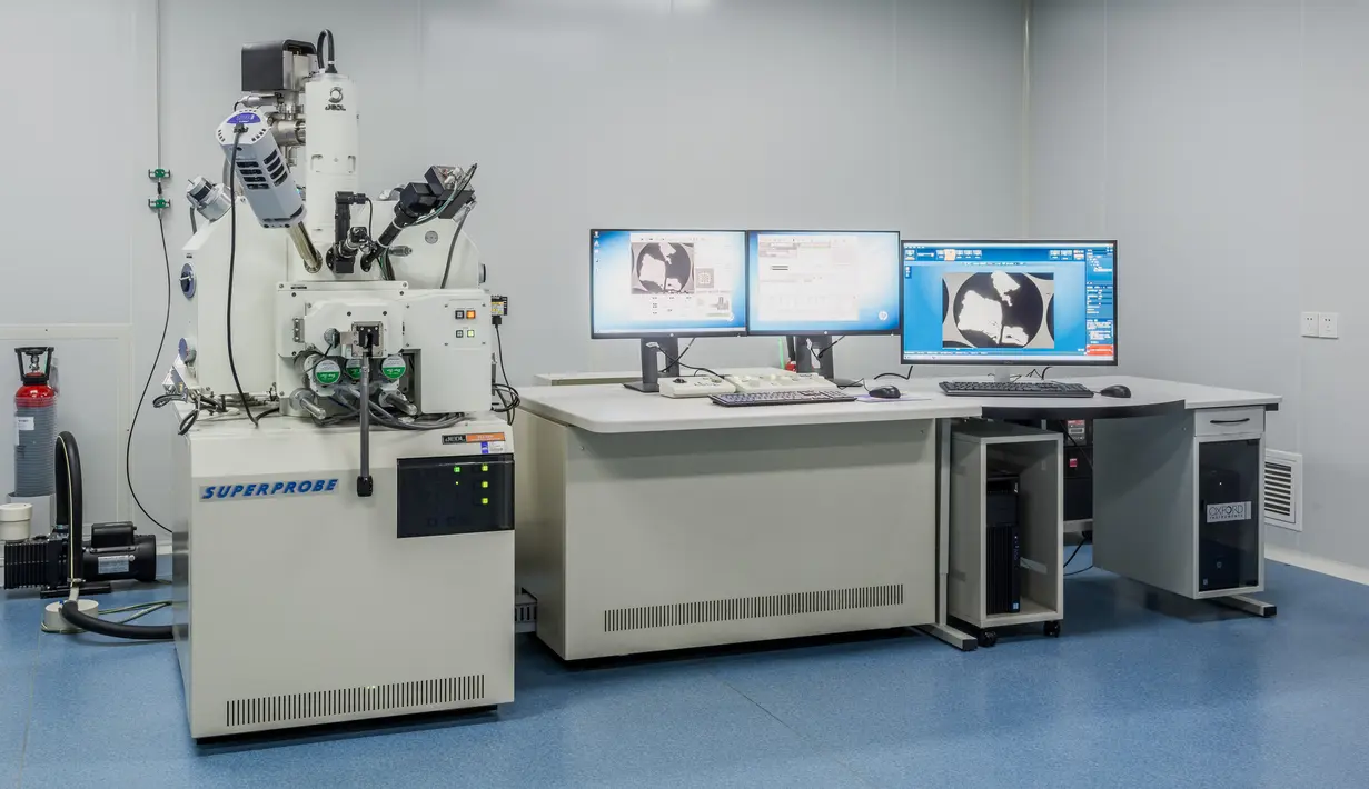 Mikroskop pemindai elektron terlihat di laboratorium untuk sampel Bulan di Observatorium Astronomi Nasional, Beijing, China, 27 November 2020. Laboratorium ini berada di bawah naungan Akademi Ilmu Pengetahuan China (Chinese Academy of Sciences/CAS). (Xinhua/Observatorium Astronomi Nasional, CAS)