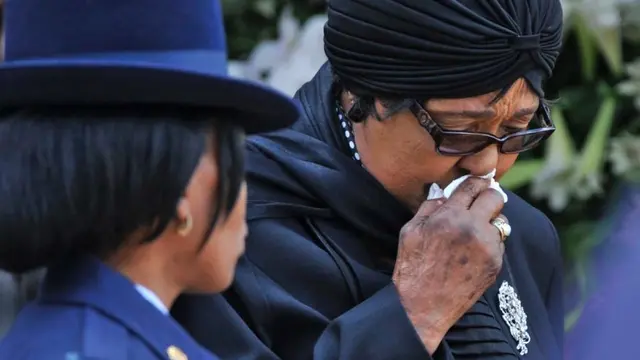 Winnie Mandela saat upacara pemakaman Nelson Mandela, 11 Desember 2013 (AP Photo)