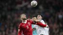 Striker Denmark, Nicolai Joergensen, duel udara dengan gelandang Irlandia, Callum O'Dowda, pada laga Kualifikasi Piala Dunia 2018 di Stadion Telia Parken, Kobenhavn, Minggu (12/11/2017). Kedua negara bermain imbang 0-0. (AP/Jens Dresling)