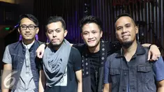 Band Drive berpose dengan album terbarunya pada saat launching di kawasan SCBD, Jakarta, Selasa (24/05/2016). Setelah sempat vakum lantaran ditinggal Anji mantan vokalisnya, kini, grup band Drive mulai bangkit kembali. (Liputan6.com/Herman Zakharia)