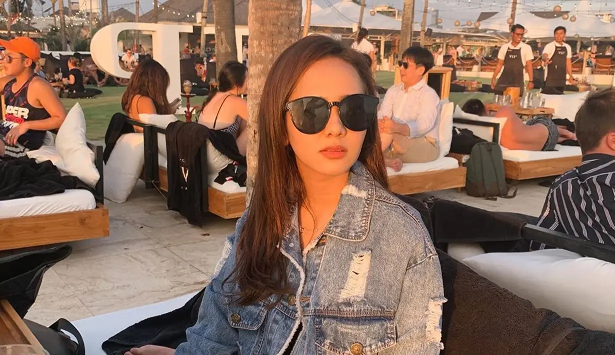 Dianda Sabrina selalu berhasil mencuri perhatian berkat gaya OOTDnya yang keren. Dengan memakai jaket jins dan kacamata hitam, semakin memperlihat perempuan berusia 19 tahun ini terlihat menawan.(Liputan6.com/IG/@sabrindh)