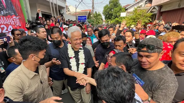 Calon presiden (capres) nomor urut 3 Ganjar Pranowo meresmikan Posko Relawan Laskar Ganjar Pranowo (LGP) di Kota Bekasi, Jawa Barat, Sabtu (16/12/2023) yang nantinya digunakan untuk mendengarkan suara masyarakat.