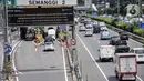 Informasi kenaikan tarif terlihat pada papan layar yang berada di Gerbang Tol Semanggi, Jakarta, Kamis (24/2/2022). Kenaikan tarif Tol Dalam Kota sesuai Keputusan Menteri PUPR No. 74/KPTS/M/2022 tanggal 31 Januari 2022. (merdeka.com/Iqbal S. Nugroho)