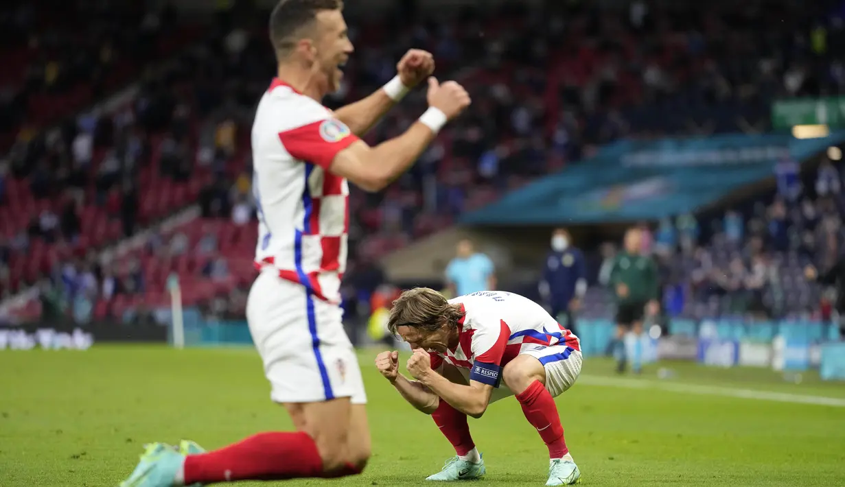 Tiga gol Kroasia yang diborong oleh Nikola Vlasic, Luka Modric, dan Ivan Perisic membuat Skotlandia tersingkir dari ajang Euro 2020 karena terdampar di dasar grup dengan nilai satu. (Foto: AP/Pool/Petr David Josek)