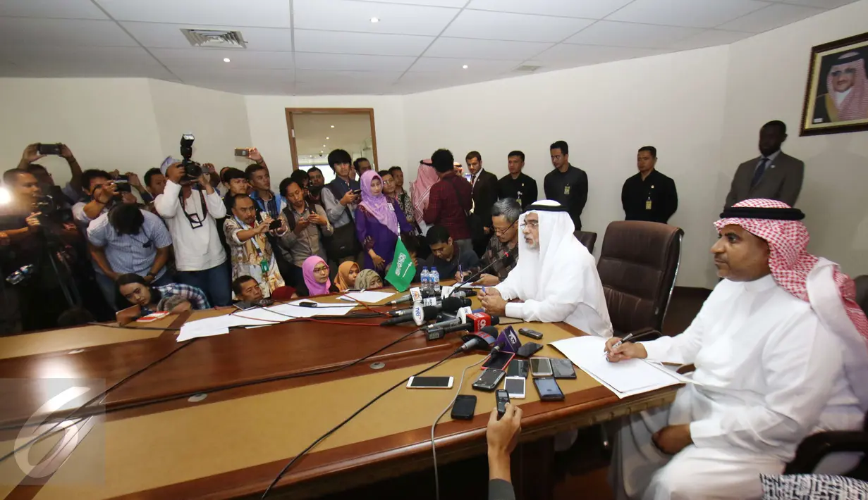 Suasana saat Duta Besar Arab Saudi untuk Indonesia Osama bin Al-Mohammed al-Shuaibi saat menggelar jumpa pers menjelang kedatangan Raja Salman, Selasa (28/2). (Liputan6.com/Helmi Afandi)