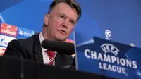 Manajer Manchester United, Louis van Gaal, pesimistis timnya bakal meraih trofi juara Liga Champions musim ini. (AFP/Oli Scarff)
