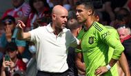 Manajer Manchester United, Erik ten Hag bersama Cristiano Ronaldo. (Adrian DENNIS / AFP).