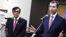 Menteri Kehakiman Australia, Michael Keenan didampingi Menkumham Yasonna Laoly memberi keterangan usai menggelar pertemuan di Kemenkumham, Jakarta, Selasa (9/8). Pertemuan membahas masalah hukum antara Indonesia dan Australia. (Liputan6.com/Faizal Fanani)