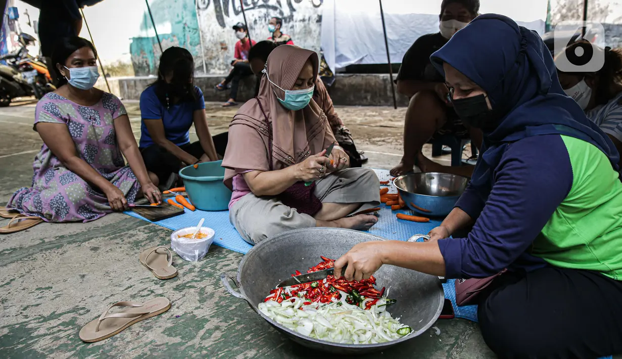 Warga menyiapkan bahan makanan untuk dibagikan di zona merah covid-19 Kelurahan Petogogan RT 006 RW 003, Jakarta, Selasa (22/6/2021). Dapur umum itu menyuplai kebutuhan makanan berat serta minuman untuk warga yang menjalani isolasi dan terdampak akibat COVID-19. (Liputann6.com/Faizal Fanani)