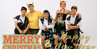 Marion Jola mengatakan mengenakan kain Sumba Tengah dan Timur untuk foto Natal bersama keluarga tahun ini. [@lalamarionmj]