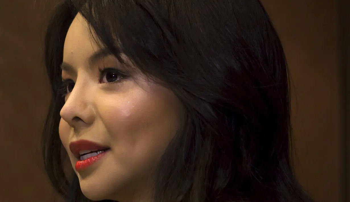 Miss World Kanada, Anastasia Lin menggelar konferensi pers di Hong Kong, Kamis (26/11). Lin ditolak menaiki pesawat untuk mengikuti perlombaan kecantikan di Sanya, China diduga karena terlalu vokal menyinggung kasus HAM di negeri itu. (REUTERS/Tyrone Siu)