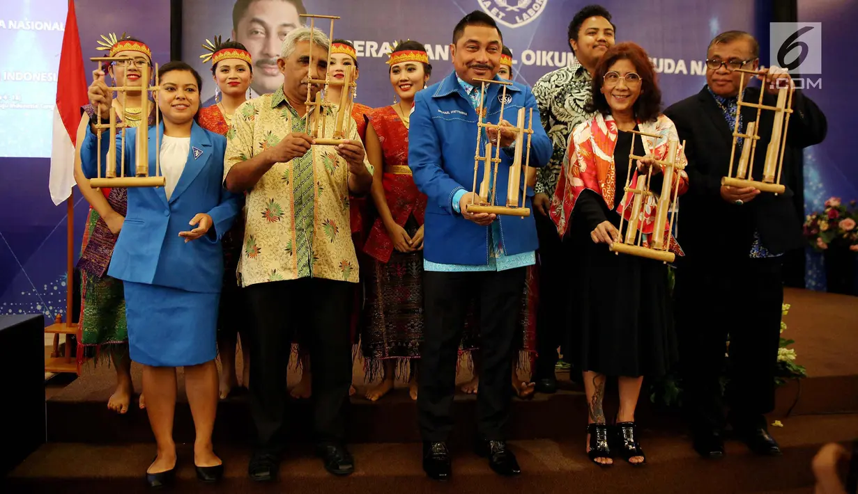 Menteri Kelautan dan Perikanan Susi Pudjiastuti (kedua kiri) dan Politisi Partai Demokrat Michael Wattimena (ketiga kiri) membunyikan angklung tanda membuka acara Rakornas GAMKI, Jakarta, Jumat (12/1). (Liputan6.com/Johan Tallo)