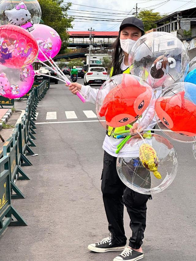 Baim Wong jualan balon (Instagram/baimwong)