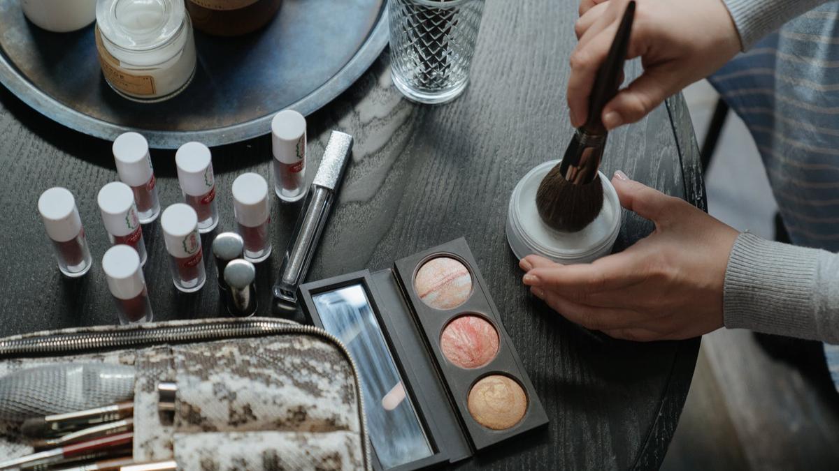 Apa Itu Teori Kontras Wajah yang Jadi Tren Makeup di TikTok?