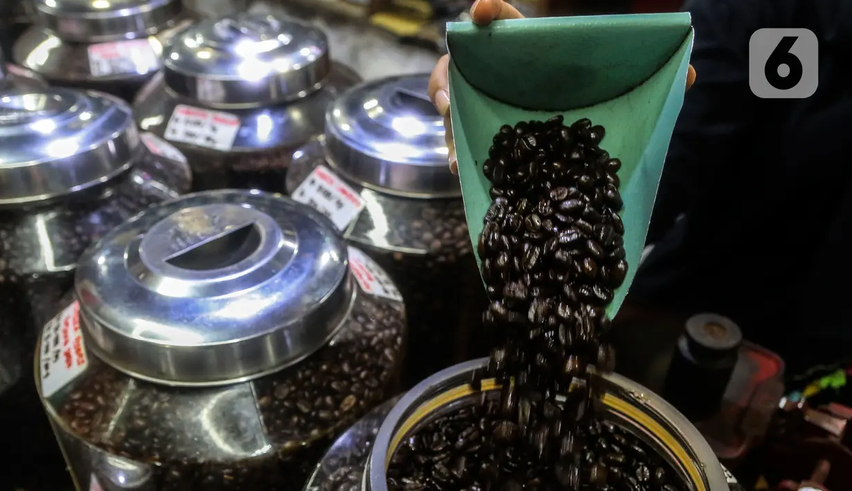 Pekerja memperlihatkan biji kopi dagangannya di salah satu gerai kopi di kawasan Jakarta, Rabu (24/3/2021). Tahun ini pemerintah menargetkan produksi kopi nasional sebesar 834.750 ton, naik dari tahun lalu sebanyak 769,7 ribu ton. (Liputan6.com/Johan Tallo)