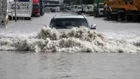 Menerabas Banjir dengan Mobil Listrik? Ini Hal Wajib Diperhatikan