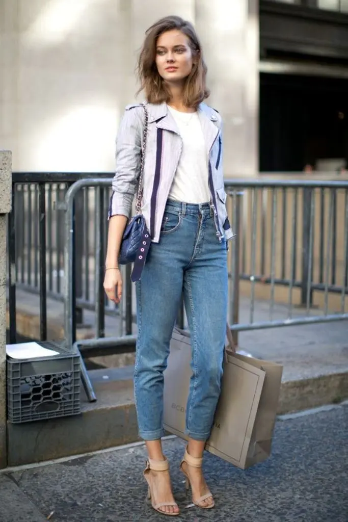 Bikin penampilan kamu maksimal dengan memakai mom jeans yang hype. (Image: StyleBistro/Pinterest)