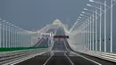 Suasana Jembatan Hong Kong-Zhuhai-Macau di kota Zhuhai, China selatan, Rabu (28/3). Jembatan laut terpanjang di dunia tersebut memiliki panjang 54,7 kilometer atau sekitar 34 mil. (AP Photo/Kin Cheung)