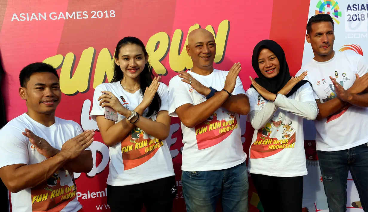 Perwakilan Atlet melakukan foto sesi usai menyemarakan Asian Games 2018 di Plaza Barat Senayan, Jakarta, Minggu (1/7). Acara digagas untuk menyambut Perhelatan Asian Games yang akan berlangsung pada Agustus 2019 mendatang. (Liputan6.com/Johan Tallo)
