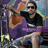 Dari mulai sepak bola hingga jalan kaki, kini Aryo Wahab menjatuhkan pilihannya untuk setia pada olahraga sepeda. (Wardrobe: @leafofficialstore, Make up and hair do: @indahapsari.mua, Fotografer: Nurwahyunan/Bintang.com, Stylist: Indah Wulansari/Bintang.c