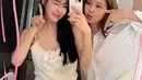 Choi Soo-Young tak memilih dress untuk dikenakan. Ia tampil mengenakan oversized shirt dan celana pendek, serta sneakers yang semuanya berwarna putih. [Foto: Instagram/grapevine.mag]
