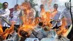 Petugas Kementerian Dalam Negeri (Kemendagri) membakar E-KTP rusak di Gudang Kemendagri di Bogor, Jawa Barat, Rabu (19/12). Kemendagri memusnahkan 1.378.146 keping E-KTP dan blanko yang rusak. (Merdeka.com/Arie Basuki)