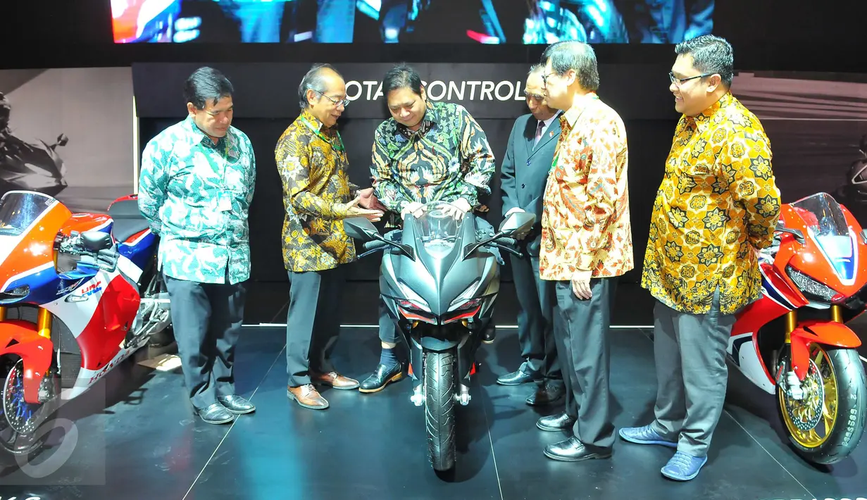 Menperin, Airlangga Hartarto mencoba kendaraan saat pembukaan Indonesia Motorcycle Show (IMOS) 2016 di JCC, Senayan, Jakarta, Rabu (2/11). IMOS 2016 terdiri dari 5 perusahaan motor anggota Asosiasi Industri Sepeda Motor (AISI). (Liputan6.com/Angga Yuniar)